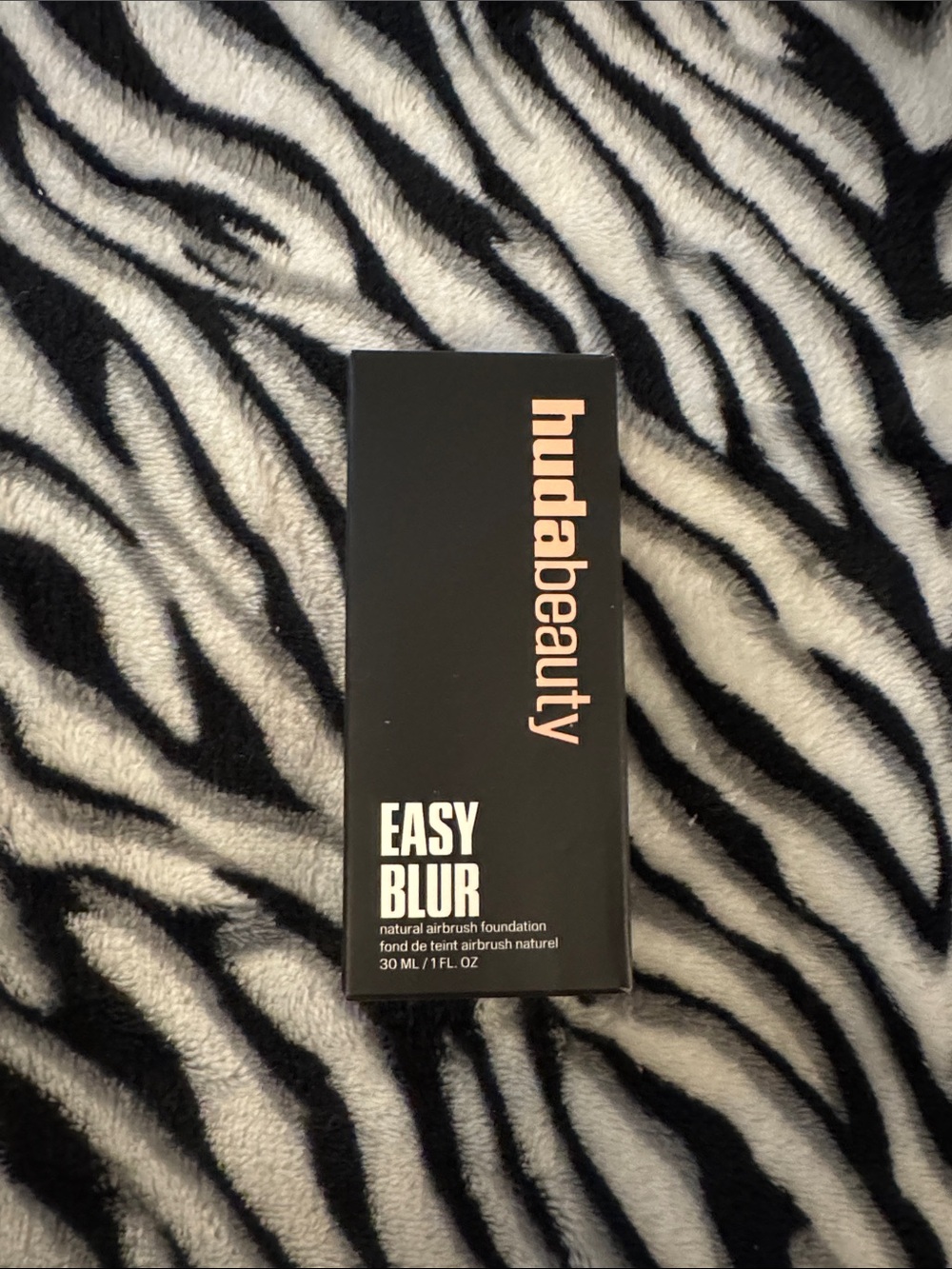 HUDA BEAUTY EASY BLUR FOUNDATION - Cheesecake250 - Picture 2 of 5